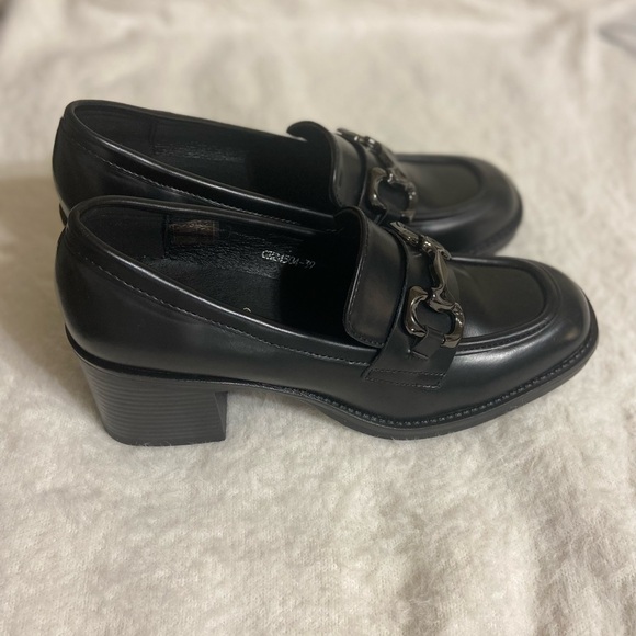 Elegant Black Women's Loafers - Picture 5 of 8